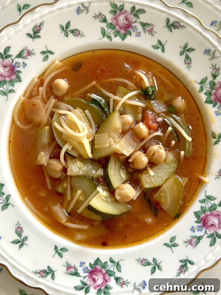 Zuppa di zucchine in decorative soup bowl.